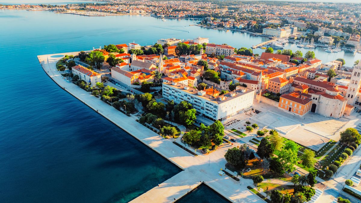 Zadar to miasto, które turyści często wybierają na letni  i wios