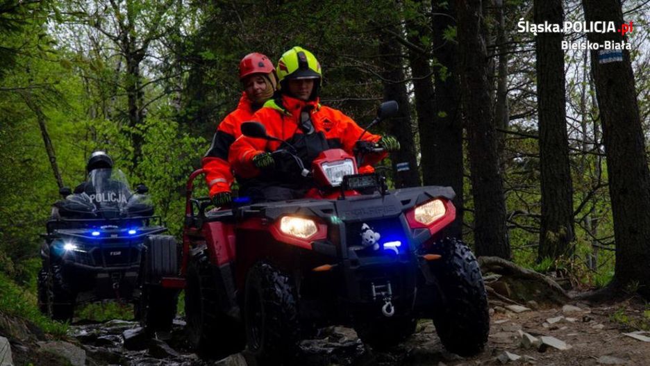 Bielsko-Biała. Policjanci pod okiem strażaków z Międzybrodzia Bialskiego doskonalili technikę jazdy na quadzie.