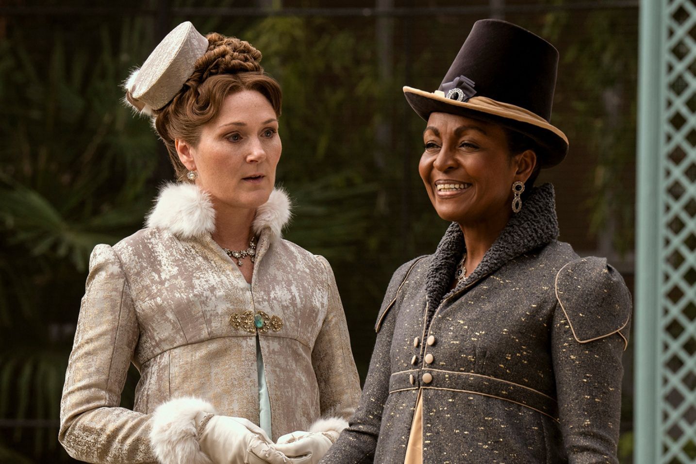 Ruth Gemmell i Adjoa Andoh w "Bridgertonach"