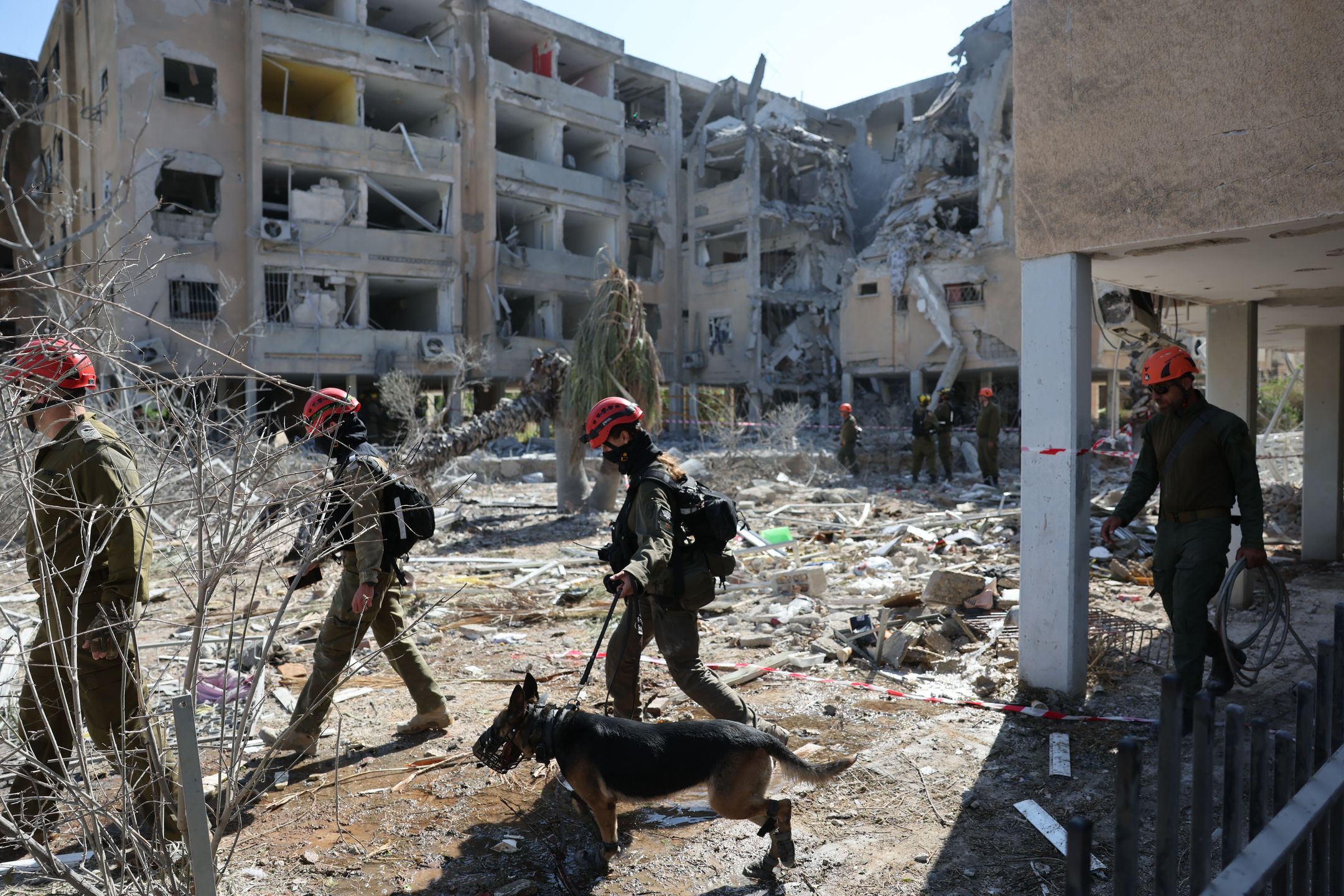 Israeli emergency teams work at the site of an Iranian missile strike in a residential area in Holon, central Israel, 19 June 2025. Israel's military stated Iran launched a barrage of ballistic missiles at Israel overnight. Magen David Adom (MDA), Israel's national emergency services, reported dozens of injured across Israel, with some in critical condition. EPA/ABIR SULTAN Dostawca: PAP/EPA.