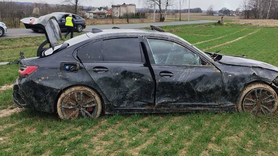 Policyjny pościg za BMW. Samochód dachował