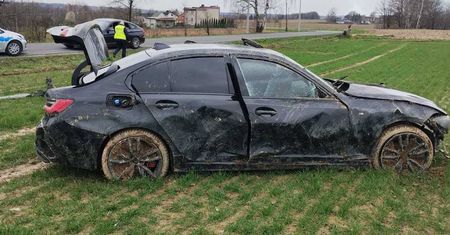 Policyjny pościg za BMW. Samochód dachował
