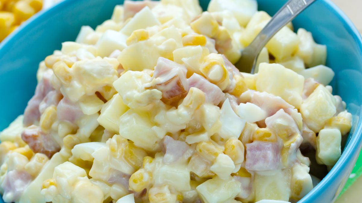 Sałatka z szynką i ananasem to hit imprez