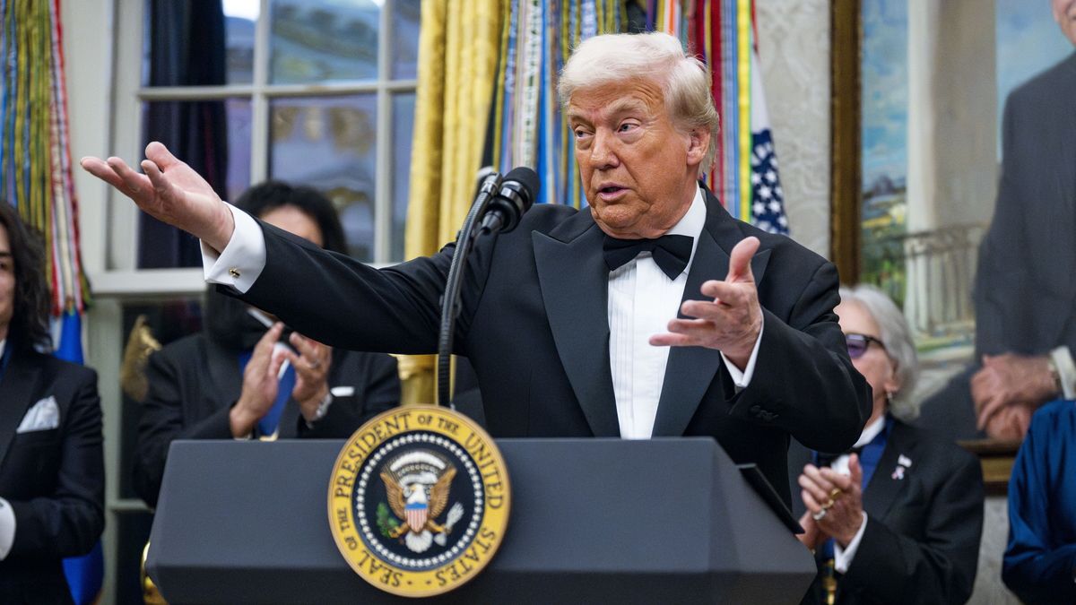 2025 Kennedy Center Honors
epa12575970 US President Donald Trump presents a medallion to 2025 Kennedy Center honoree and country music artist George Strait during a ceremony in the Oval Office of the White House in Washington, DC, USA, 06 December 2025. The 2025 Kennedy Center honorees include country music artist George Strait, actor Sylvester Stallone, members of the rock band Kiss, actor Michael Crawford and singer Gloria Gaynor.  EPA/BONNIE CASH / POOL 
Dostawca: PAP/EPA.
BONNIE CASH / POOL
Government, Politics, Capitol Hill, washington, DC