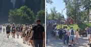 Morze turystów w Dolinie Kościeliskiej w Tatrach. Kolejka gigant w Kuźnicach
