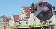 Kamery nagrały go w tramwaju. Znasz? Dzwoń po policję