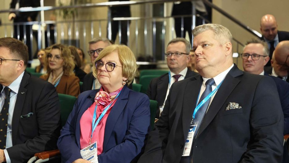 Wojewoda podkarpacki Teresa Kubas-Hul i dyrektor oddziału Agencji Rozwoju Przemysłu w Tarnobrzegu Norbert Mastalerz na spotkaniu inwestorów TSSE w Baranowie Sandomierskim