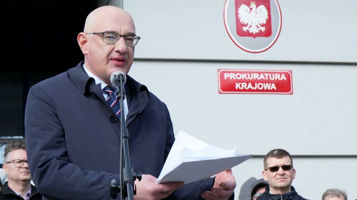 Konferencja zast?pc�w prokuratora generalnego
Fot. Aliaksandr Valodzin/East News, Warszawa, 26.02.2024. Konferencja prasowa Zastepcow Prokuratora Generalnego ws. konkursu na stanowisko Prokuratora Krajowego, przed budynkiem Prokuratury Krajowej.
N/z: Michal Ostrowski
Aliaksandr Valodzin