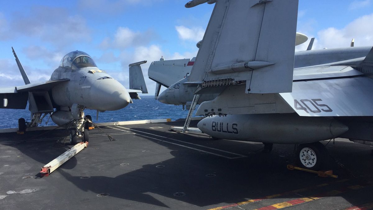 USS George Bush
F-18 jets on the flight deck of the US Navy Nimitz-class aircraft carrier USS George H.W. Bush off the coast of Scotland during Exercise Saxon Warrior. 
Dostawca: PAP/PA
John Vale
reppic defence bush