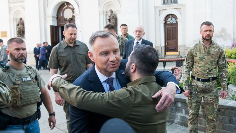Łuck, Ukraina, 09.07.2023. Prezydent Polski Andrzej Duda (C-L) i prezydent Ukrainy Wołodymyr Zełenski (C-P) w katedrze śś. Apostołów Piotra i Pawła w Łucku, 9 bm. oddali hołd niewinnym ofiarom Wołynia w 80. rocznicę Rzezi Wołyńskiej. (ad)PAP/Vladyslav Musiienko