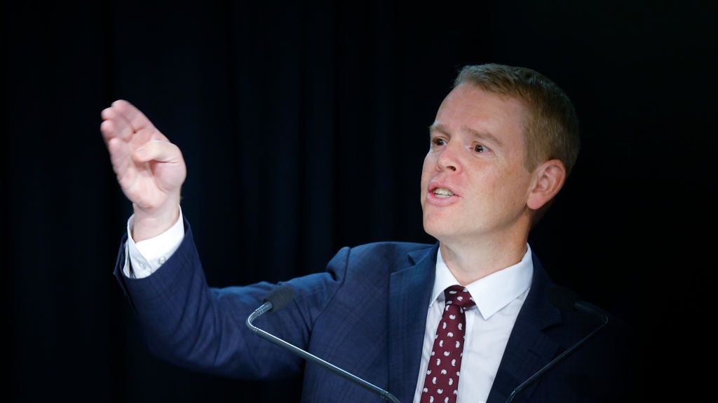 Premier Nowej Zelandii Chris Hipkins zdecydował o przedłużeniu obniżki akcyzy na paliwo