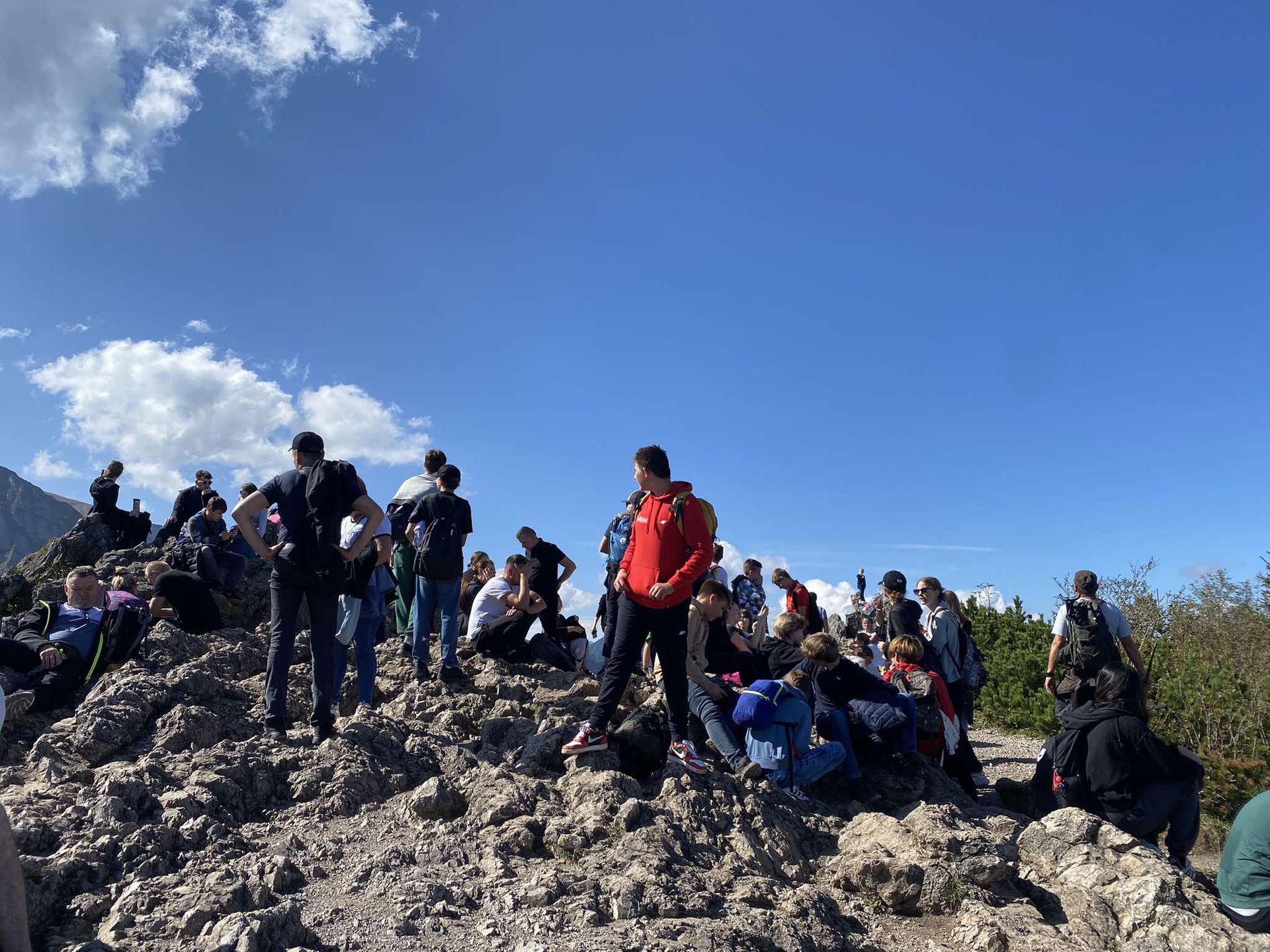 Słoneczne weekendy przyciągają turystów w Tatry