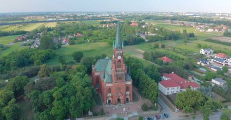 Rzeczy, których nie wolno zakładać do kościoła. Nawet gorącym latem