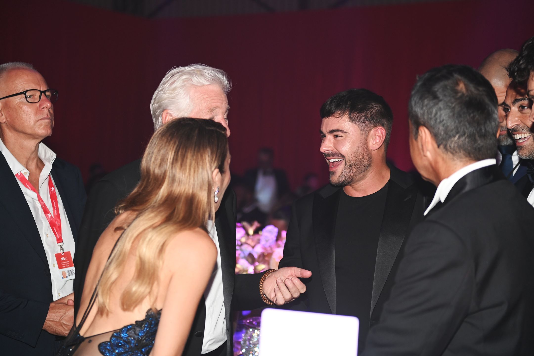 Zac Efron wtapia się w tłum gości na festiwalu w Wenecji