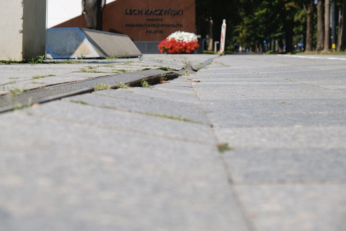 Zapadająca się nawierzchnia Placu Teatralnego