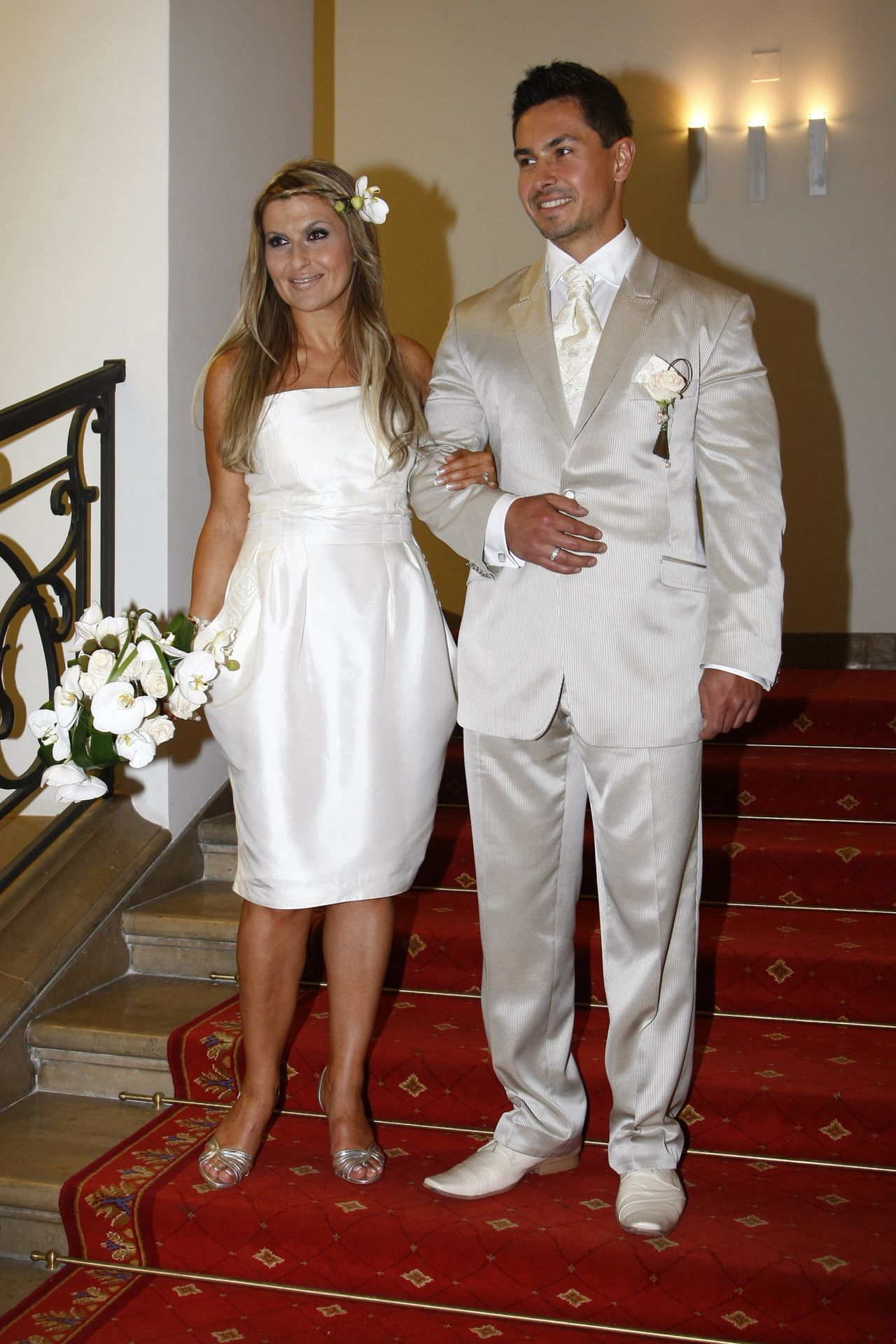Katarzyna Skrzynecka w krótkiej sukience ślubnej