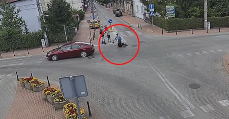 Hulajnogą prosto w auto. Od razu wstali i uciekli. Jest nagranie