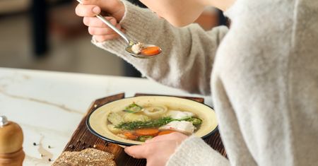 Gwiazdy pokochały dietę bulionową. Ekspert odpowiada, na czym polega ten sposób odżywiania