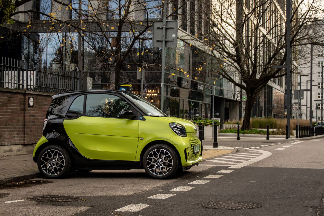 The Smart EQ Fortwo has not forgotten its signature tricks