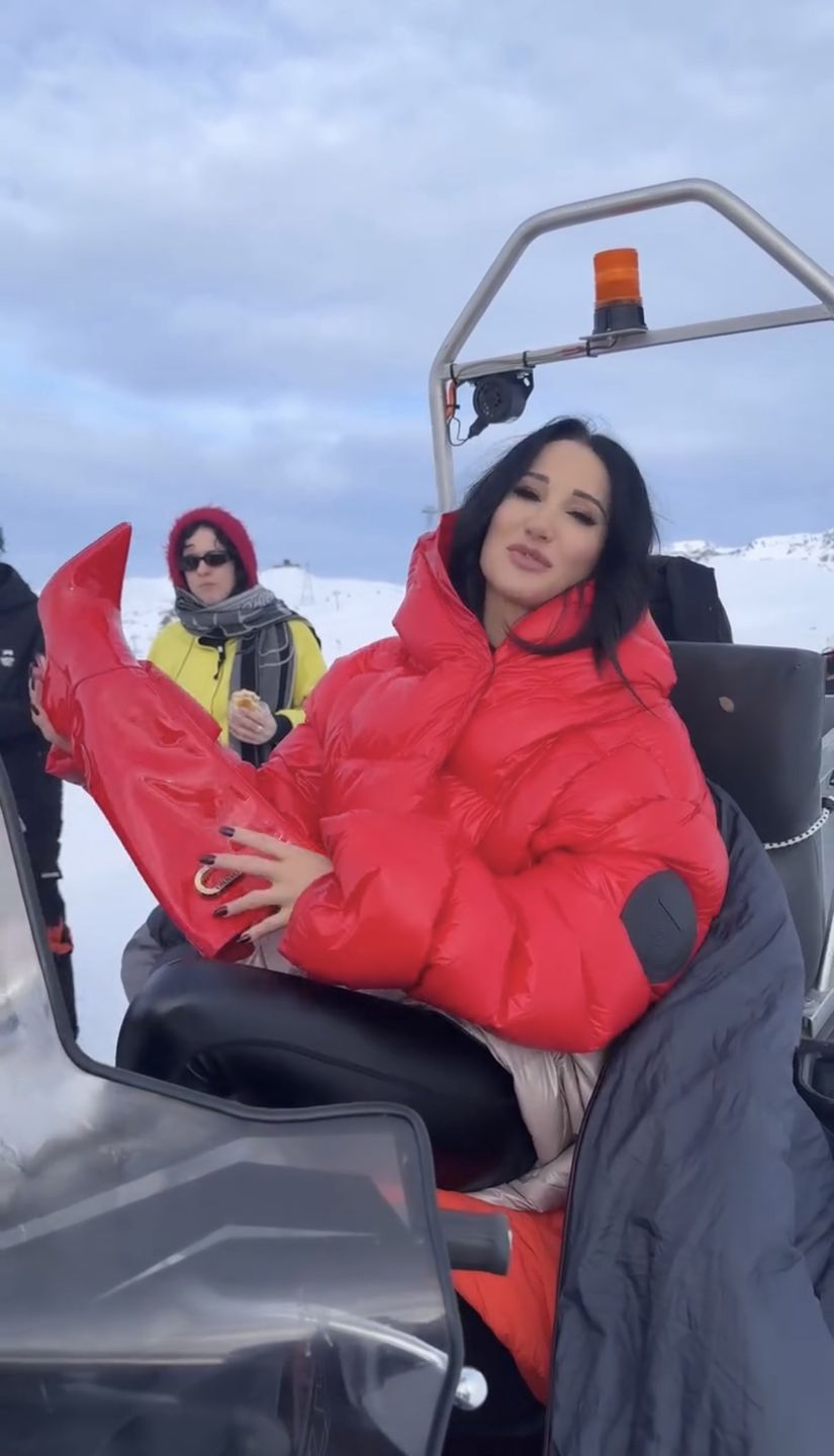 Justyna Steczkowska w szpilkach w górach