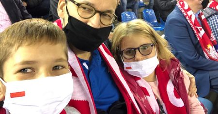 Premier zakochał się w żużlu. Mateusz Morawiecki wraz z rodziną kibicował w finale mistrzostw świata