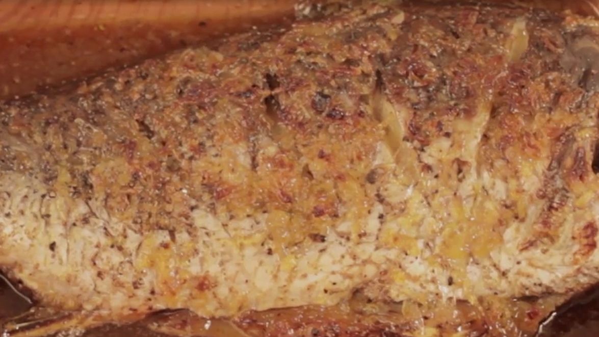 Karp zapiekany w glazurze z miodu i cebuli