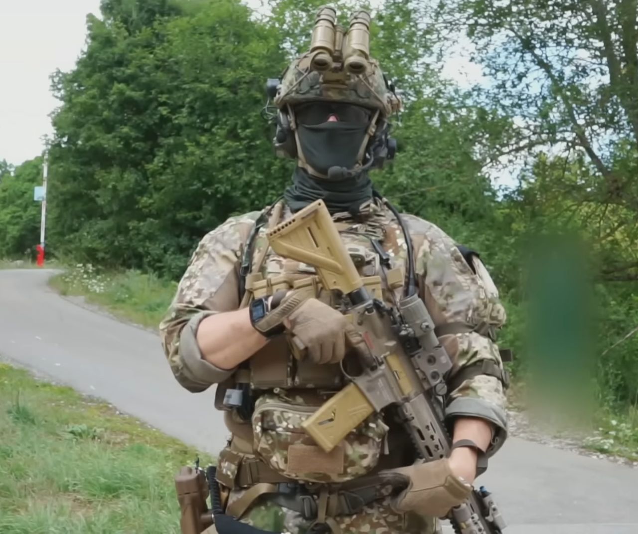 Niemiecki żołnierz z KSK ze swoim karabinkiem G95K.