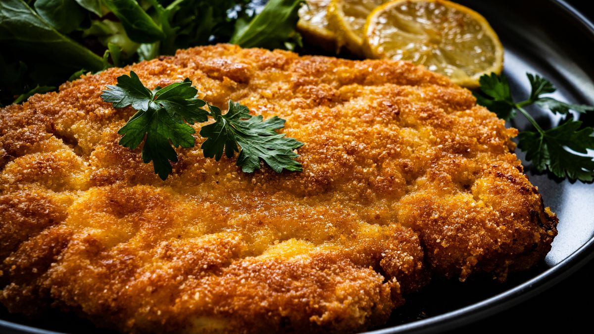 Wygląda jak zwykły schabowy, ale panierka skrywa niespodziankę