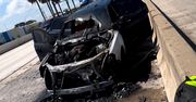 Samochód sportowca doszczętnie spłonął na autostradzie. Nagranie z USA