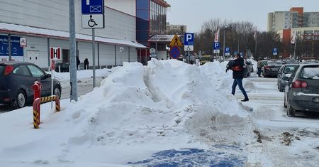 Jest zima, więc można śmiało spychać śnieg na miejsca parkingowe dla niepełnosprawnych