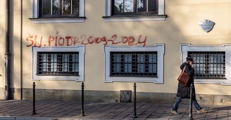 Nie żyje 47-latek, który się podpalił. Na kurii zostawił napis