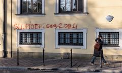 Nie żyje 47-latek, który się podpalił. Na kurii zostawił napis