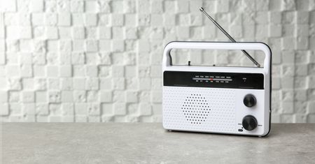RMF FM nadal numerem jeden w radiu, ale traci udział. Rośnie RMF Classic i Eska ROCK