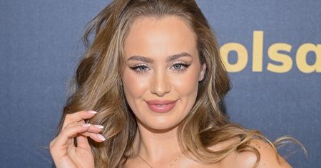 Gąsiewska w eleganckim wdzianku. Kusi dekoltem