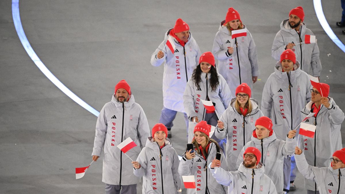 Mediolan, Włochy, 06.02.2026. Zimowe Igrzyska Olimpijskie - Mediolan i Cortinie d?Ampezzo 2026. Olimpijska reprezentacja Polski podczas ceremonii otwarcia zimowych igrzysk we Włoszech, 6 bm. na stadionie San Siro w Mediolanie. (js) PAP/Paweł Skraba