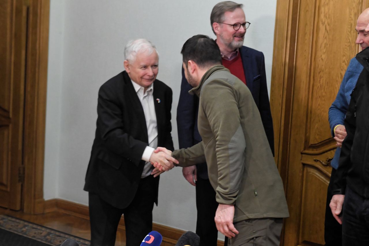 Jarosław Kaczyński, wicepremier ds. bezpieczeństwa mówił po spotkaniu w Kijowie, że w Ukrainie potrzebna jest "misja pokojowa NATO lub szerszy układ międzynarodowy".