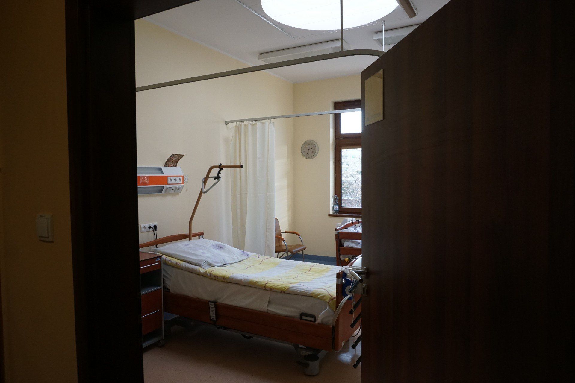 Pobyt w szpitalu jest często smutny dla seniora, a jeżeli ten senior zdaje sobie sprawę, że został celowo oddany na oddział, bo krewni jadą na urlop, to podwójny smutek.