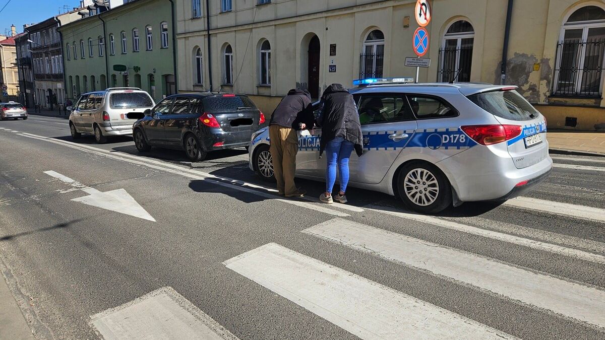 Zderzenie kii i renaulta przed przejściem dla pieszych na ul. Lubartowskiej w Lublinie