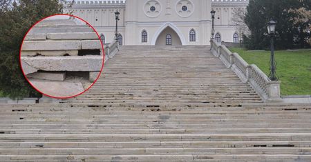 Usunęli kolorowy obraz ze schodów do Zamku. Płyty z piaskowca poddały się myjce ciśnieniowej, widać liczne ubytki