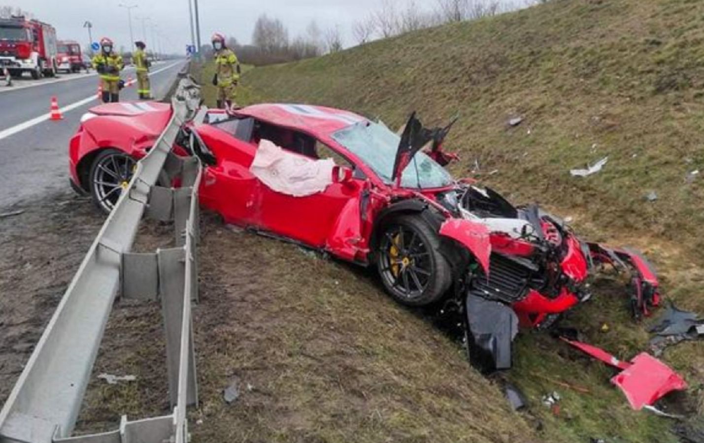 Ferrari wbiło się w barierki. Luksusowe auto doszczętnie zniszczone