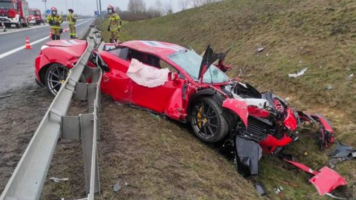 Ferrari wbiło się w barierki.