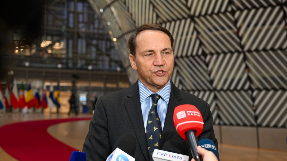 Bruksela, Belgia, 20.11.2025. Wicepremier, minister spraw zagranicznych Radosław Sikorski podczas wypowiedzi przed posiedzeniem Rady do Spraw Zagranicznych (FAC) w Brukseli, 20 bm. (ad) PAP/Wiktor Dąbkowski