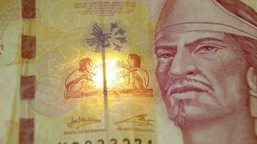 Tequila Crisis Bond's 169-Cent Tag Spurs Buyback
A one hundred Mexican Peso bill is arranged for a photograph in Mexico City, Mexico, on Wednesday, Jan. 8, 2014. The peso rose 0.6 percent today to 13.0125 per dollar as of 10:41 a.m. in New York. Photographer: Susana Gonzalez/Bloomberg via Getty Images
Bloomberg
AMERICA; AMERICAS; NORTH AMERIC, BANK NOTE, CASH; BANKNOTES, MONEY; CURRENCIES; BILLS