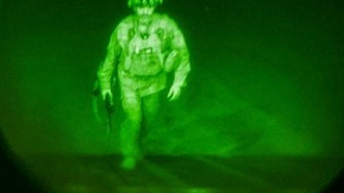 W poniedziałek przed północą uchwycono moment gdy ostatni żołnierz USA - generał Christopher Donahue opuścił Afganistan. 