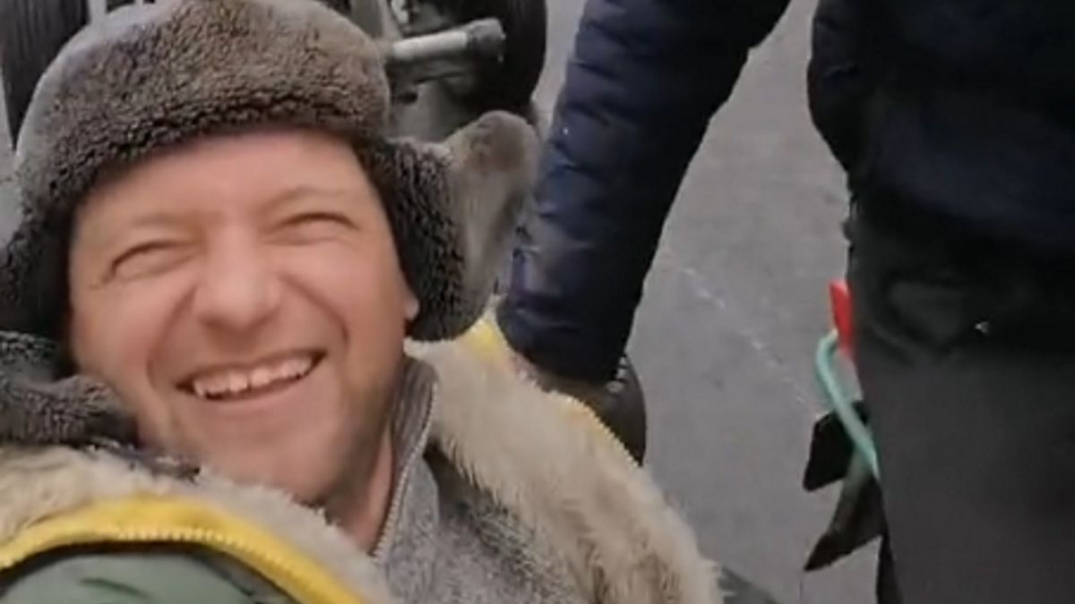 Ukraińscy cywile przejęli rosyjski moździerz. 