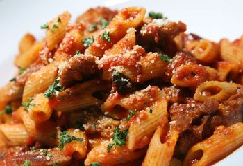 W lodówce zalega jeszcze biała kiełbasa? W kwadrans wyczarujesz obiad jak z włoskiej trattorii