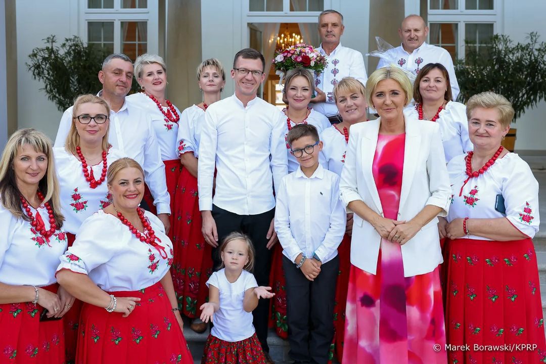 Agata Duda w kolorowej sukienceInstagram/pierwszadama_akd