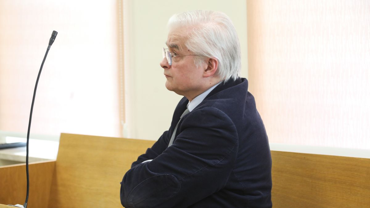 Włodzimierz Cimoszewicz oskarżony o potrącenie rowerzystki