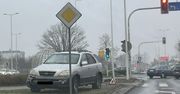 Włocławek: Kolizja na Okrzei. 19-latka uderzyła w słup sygnalizacji