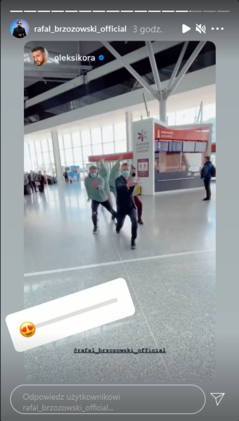 Rafał Brzozowski robi show na warszawskim Okęciu tuż przed odlotem do Rotterdamu